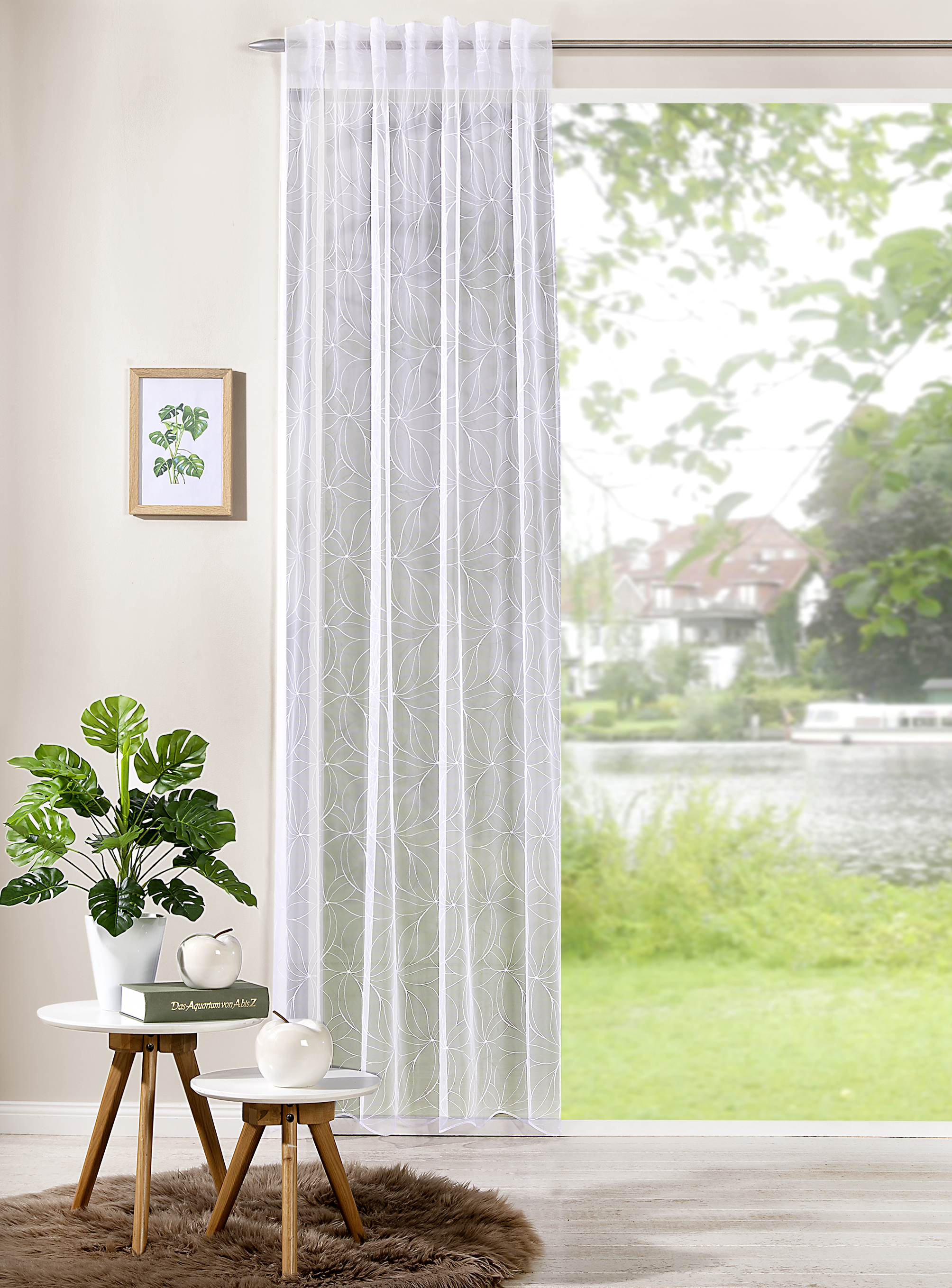 Schal mit verdeckten Schlaufen Yllka 135 x 245 cm – Filigrane Blumenstickerei auf leichtem Gewebe